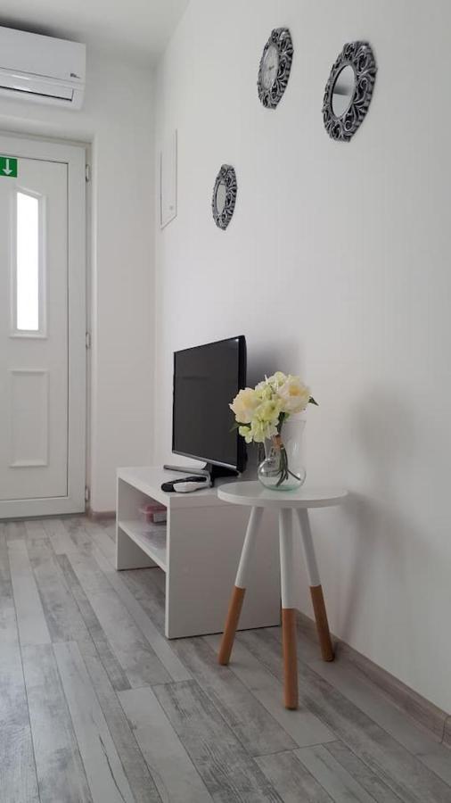 Apartman Lidija Dinjiška Dış mekan fotoğraf
